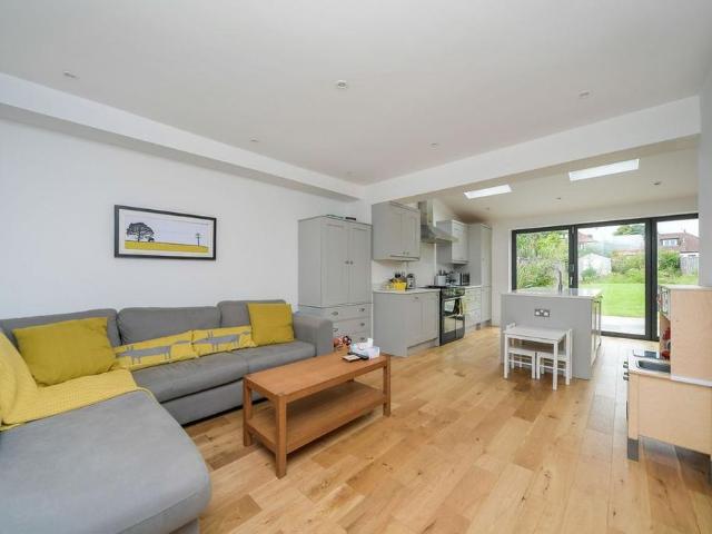 3 bedroom semi detached house to rent
