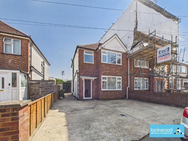 3 bedroom semi detached house to rent