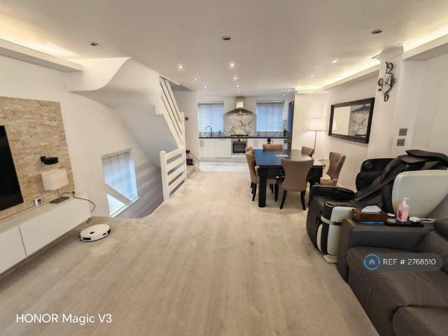 3 bedroom semi detached house to rent