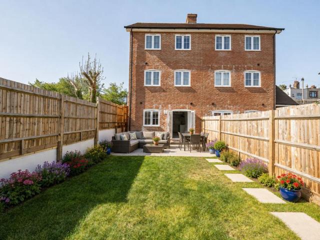 3 bedroom semi detached house to rent