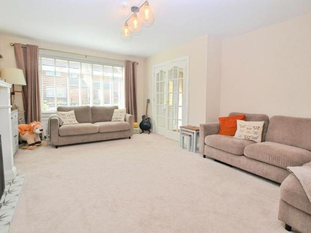 3 bedroom semi detached house to rent