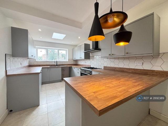 3 bedroom semi detached house to rent