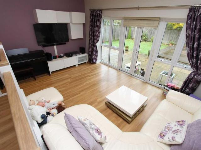 3 bedroom semi detached house to rent