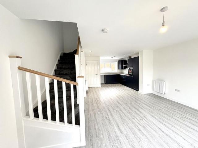 3 bedroom semi detached house to rent