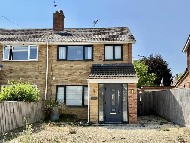 3 bedroom semi detached house to rent