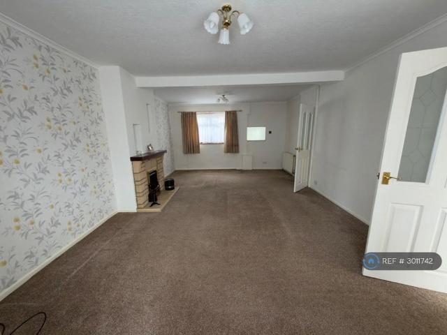 3 bedroom semi detached house to rent