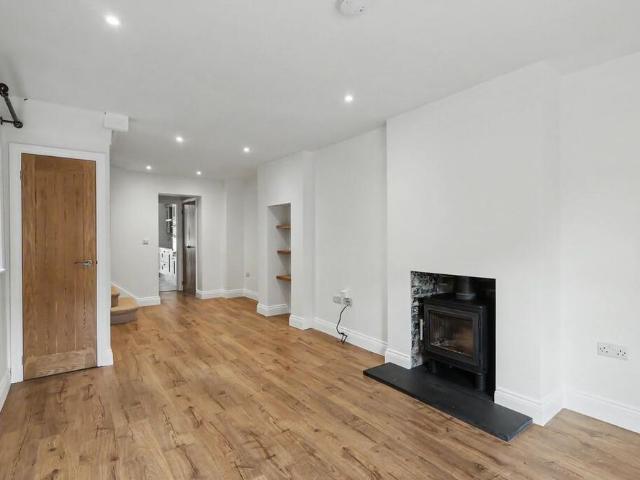 3 bedroom semi detached house to rent
