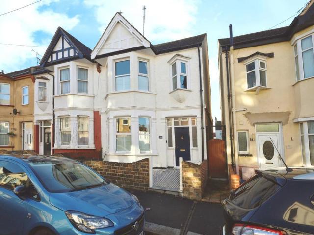 3 bedroom semi detached house to rent