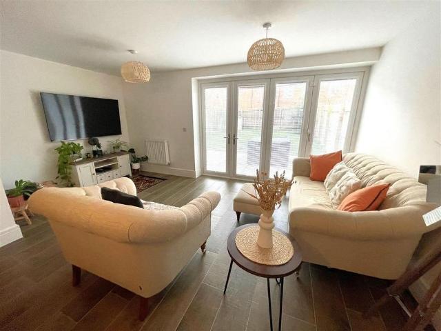 3 bedroom semi detached house to rent