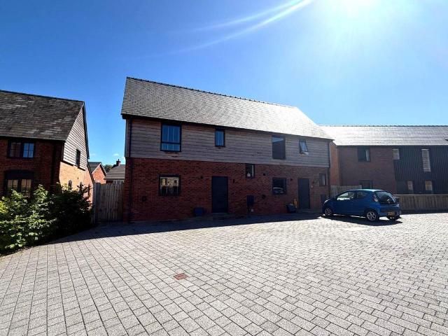 3 bedroom semi detached house to rent