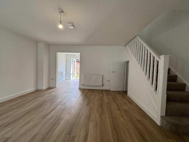 3 bedroom semi detached house to rent