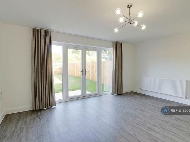 3 bedroom semi detached house to rent