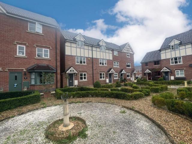 3 bedroom semi detached house to rent
