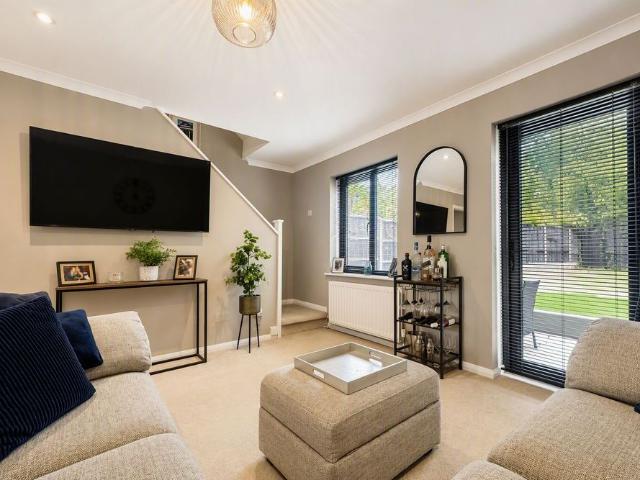 3 Bedroom Semi Detached House To Rent