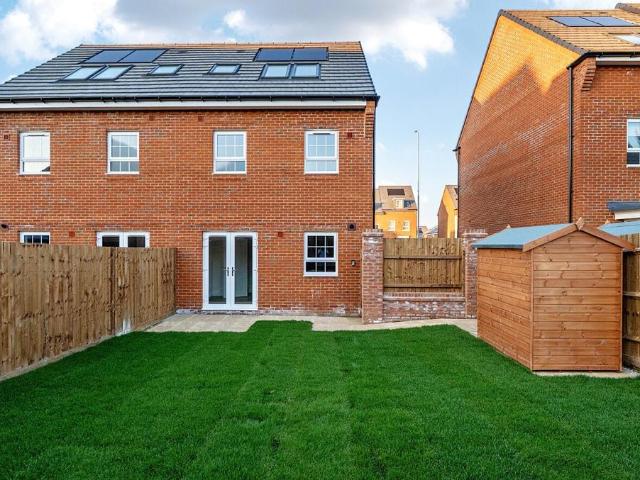 3 bedroom semi detached house to rent