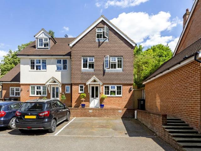 3 bedroom semi detached house to rent