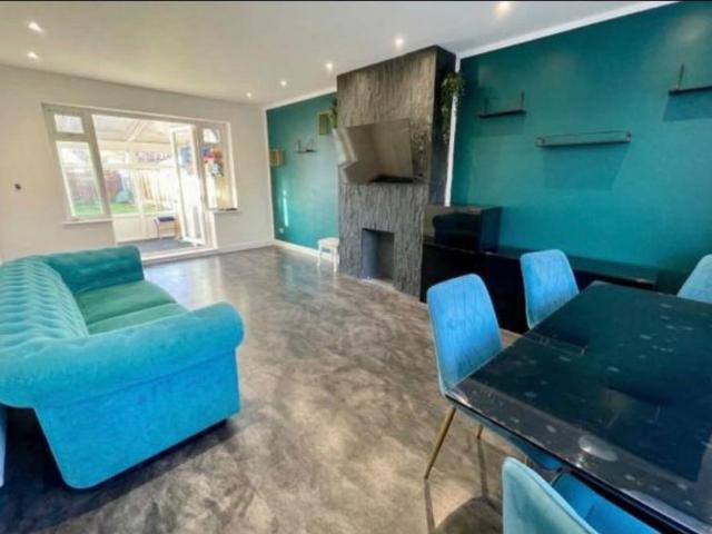 3 bedroom semi detached house to rent