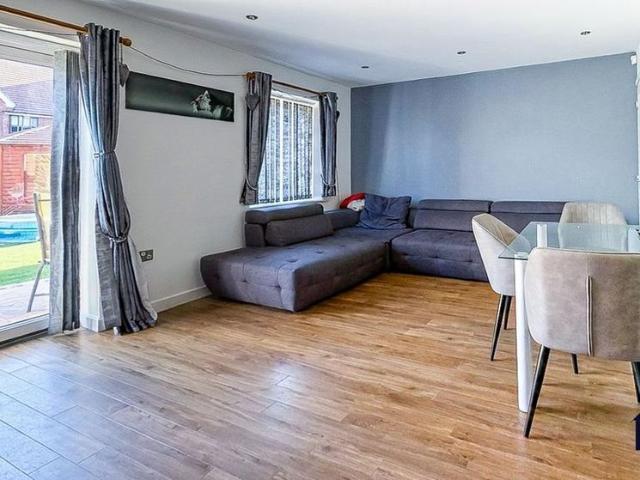 3 bedroom semi detached house to rent