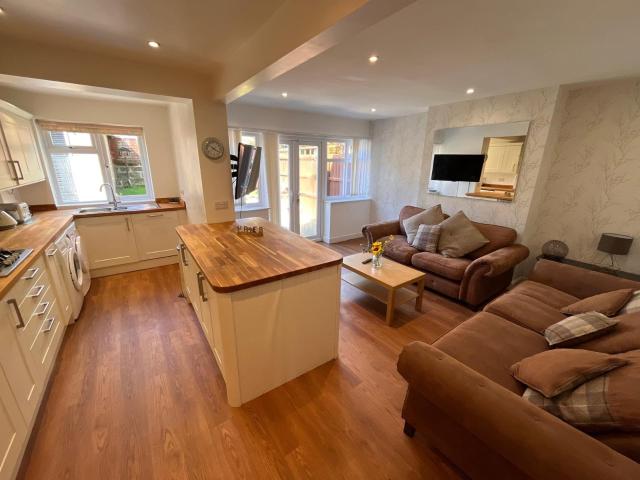 3 bedroom semi detached house to rent