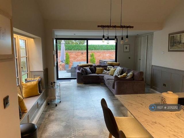 3 bedroom semi detached house to rent