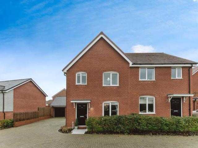 3 bedroom semi detached house to rent