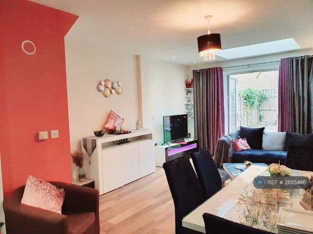 3 bedroom semi detached house to rent