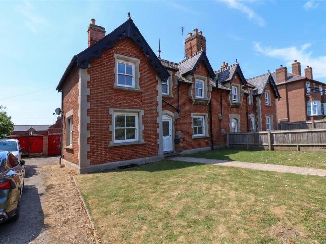 3 bedroom semi detached house to rent