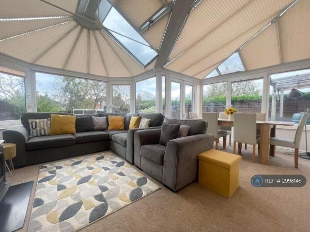 3 bedroom semi detached house to rent