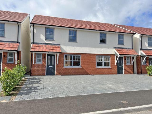 3 bedroom semi detached house to rent