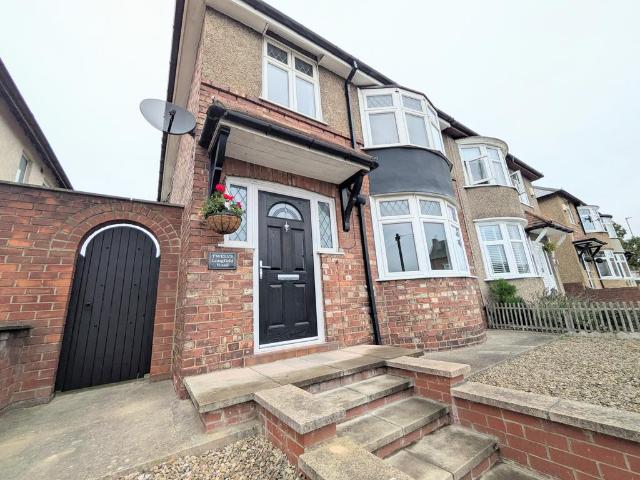 3 bedroom semi detached house to rent