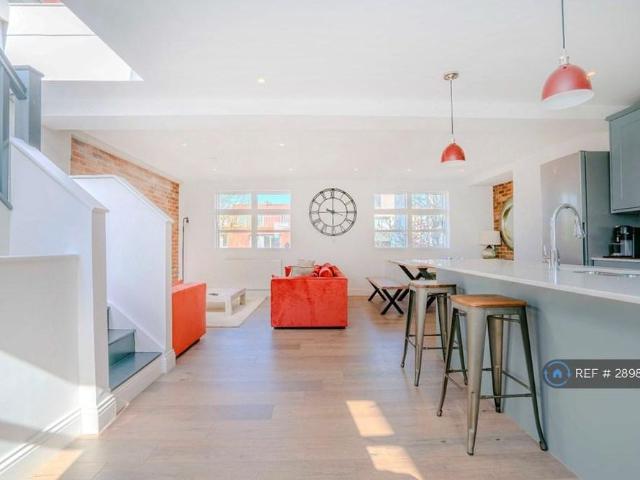 3 bedroom semi detached house to rent