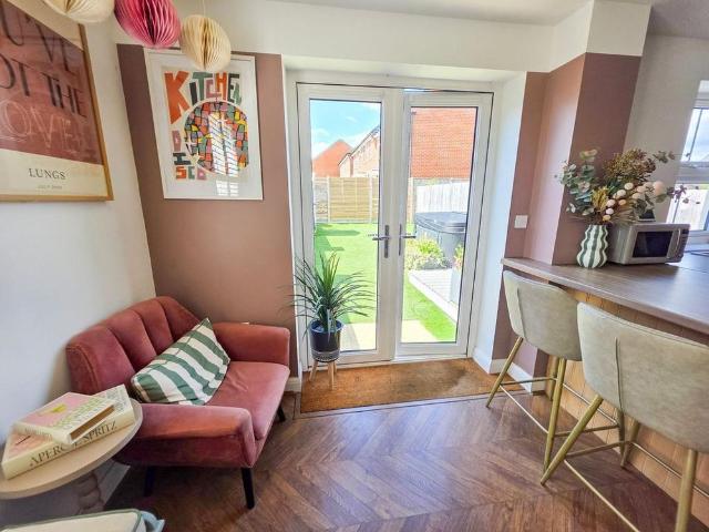3 bedroom semi detached house to rent