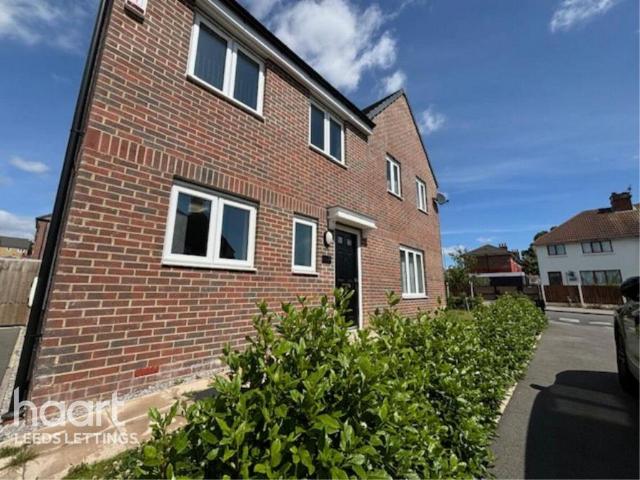 3 bedroom semi detached house to rent