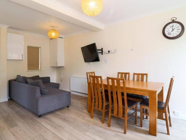 3 bedroom semi detached house to rent