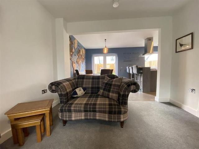 3 bedroom semi detached house to rent