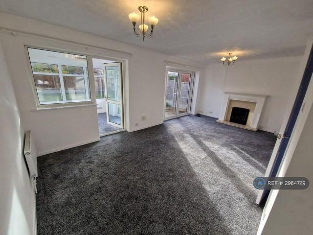 3 bedroom semi detached house to rent