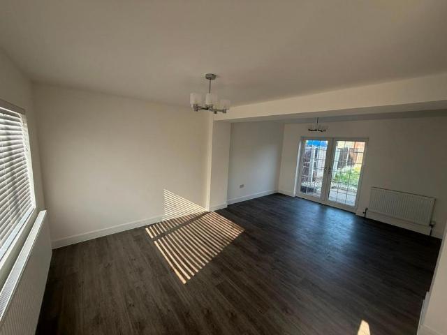 3 bedroom semi detached house to rent
