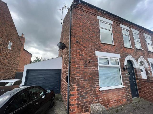 3 bedroom semi detached house to rent