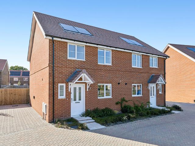 3 bedroom semi detached house to rent