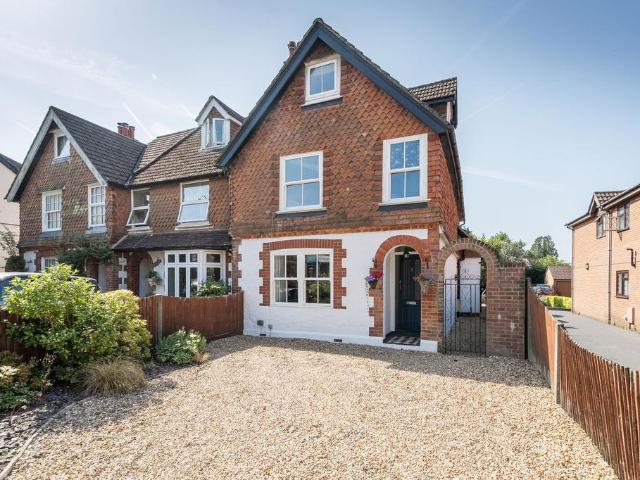 3 bedroom semi detached house to rent