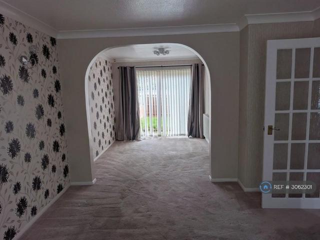 3 bedroom semi detached house to rent
