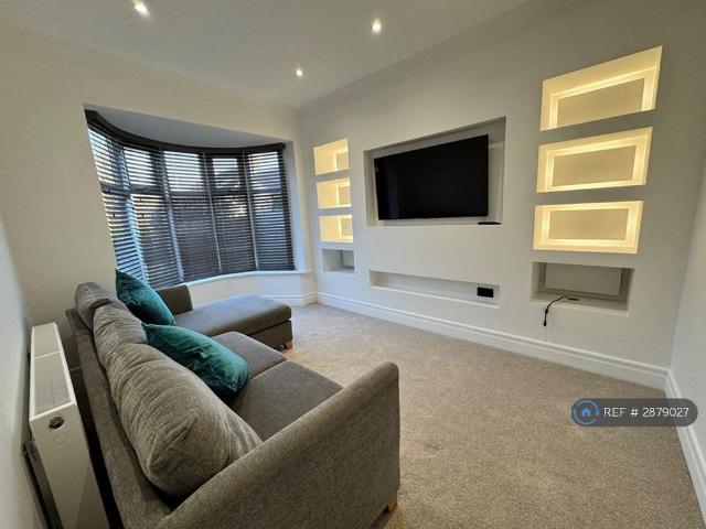 3 bedroom semi detached house to rent