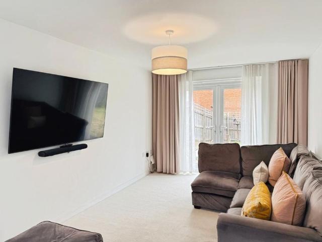 3 bedroom semi detached house to rent