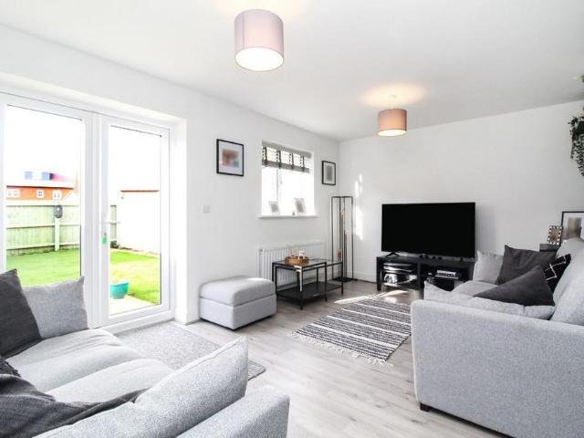 3 bedroom semi detached house to rent
