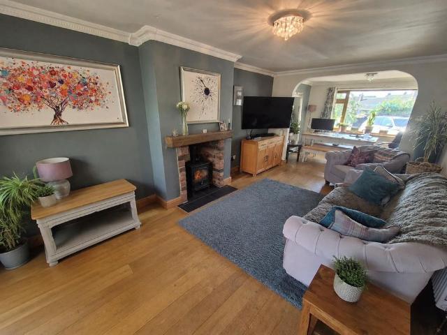 3 bedroom semi detached house to rent