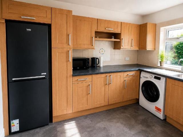 3 bedroom semi detached house to rent