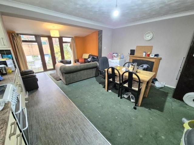 3 bedroom semi detached house to rent