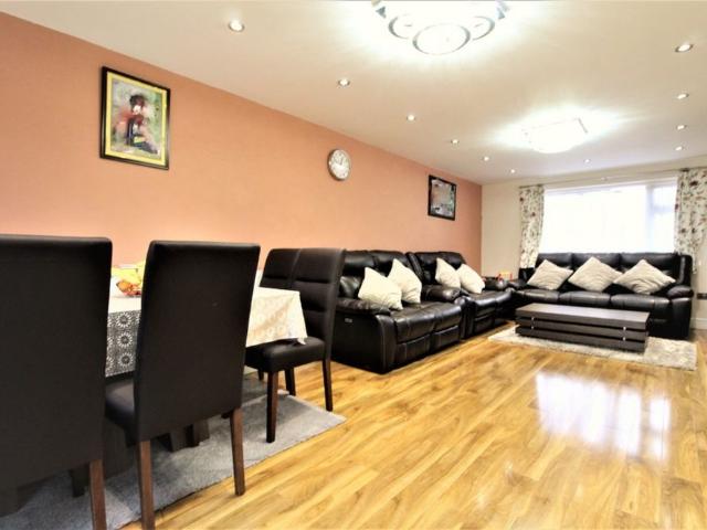 3 bedroom Semi detached house to rent