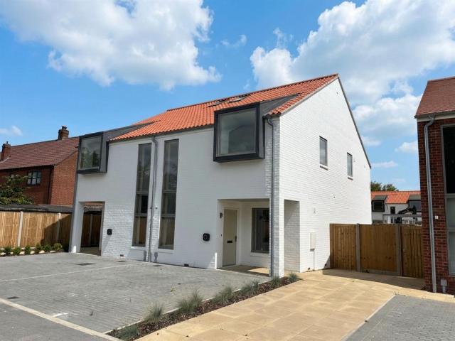 3 bedroom semi detached house for sale