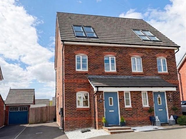3 bedroom semi detached house for sale